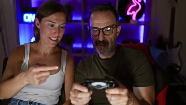 Двоє Впевнених Геймерів Вчаться Використовувати Джойстик Граючи Цифрову Відеогру Темній — стокове відео