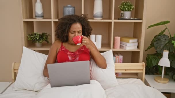 Africano Mulher Americana Roupas Vermelhas Trabalhando Laptop Cama Com Café — Vídeo de Stock