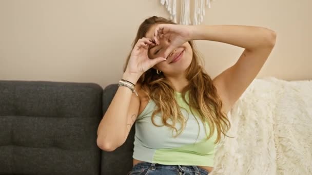 Hjärtligt Leende Vacker Ung Latinamerikansk Kvinna Gör Hjärta Form Händer — Stockvideo