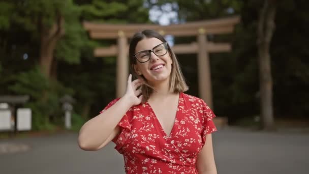 Mulher Hispânica Alegre Bonita Com Óculos Posa Com Confiança Sorrindo — Vídeo de Stock