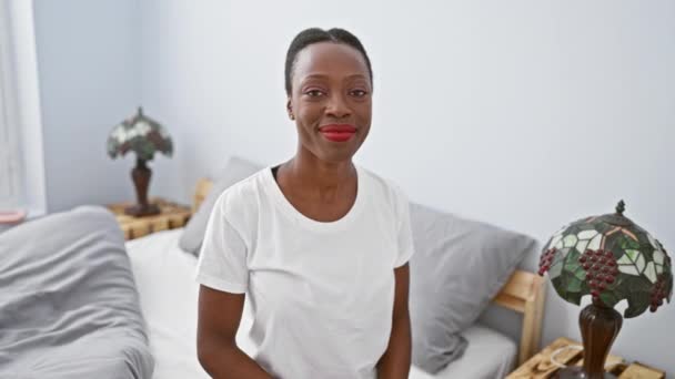 Χαρούμενη Αφροαμερικάνα Ξαπλωμένη Στην Άνεση Της Κρεβατοκάμαράς Της Κάνοντας Μια — Αρχείο Βίντεο