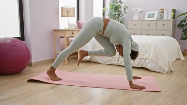 Una Mujer Ropa Deportiva Practica Yoga Sobre Una Alfombra Rosa — Vídeos de Stock
