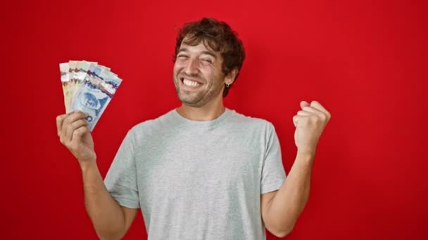 남자는 캐나다 지폐를 빨간색 배경에 자신의 성공을 — 비디오