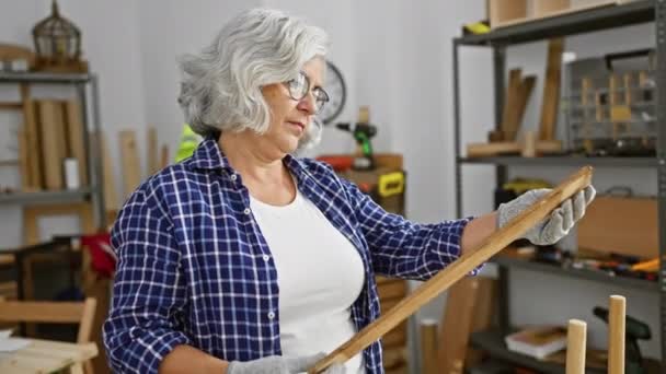Mulher Madura Inspeciona Qualidade Madeira Uma Oficina Carpintaria Bem Organizada — Vídeo de Stock