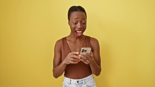 아프리카계 미국인 자랑스럽게 승리와 성공을 배경에 그녀의 노란색 전화에 메시지 — 비디오