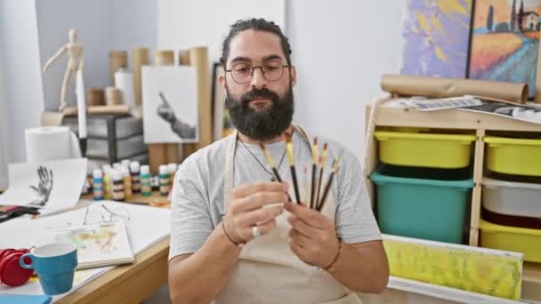 Hombre Hispano Con Barba Sosteniendo Pinceles Estudio Artista — Vídeo de stock