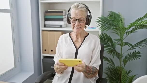 Gri Saçlı Son Sınıf Kadını Özgüvenli Bir Oyuncu Ofisteki Telefonunda — Stok video