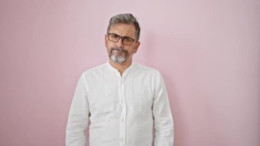 Yakışıklı, İspanyol asıllı genç bir adam. Gri saçlı bir bilim adamı. Bilgisayarında araştırma yapıyor, tek başına oturuyor. Biraz pembe arka plan onun bilim dünyasına renk katıyor..