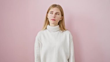 Kış süveteri içindeki büyüleyici sarışın kız, mavi gözlü, neşeli yüzlü, elleri bir numaralı işareti işaret eden başarılı bir fikir.