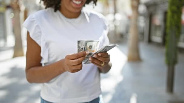 Afro Amerikalı Kadın Şehir Sokaklarında Para Sayıyor — Stok video