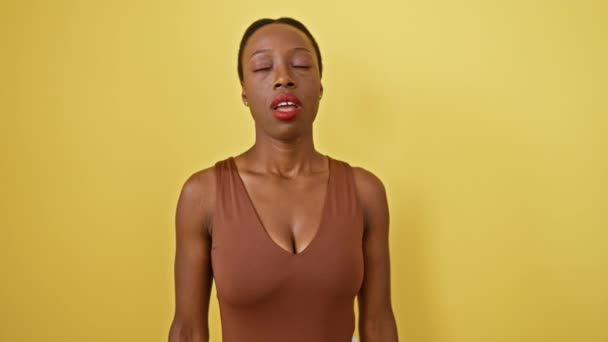 Mulher Americana Africana Furiosa Seus Braços Erguidos Uma Expressão Agressiva — Vídeo de Stock