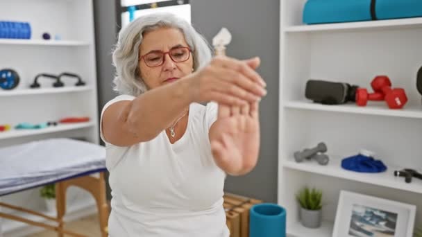 Een Grijsharige Vrouw Die Haar Hand Uitstrekt Een Fysiotherapeutische Kliniek — Stockvideo