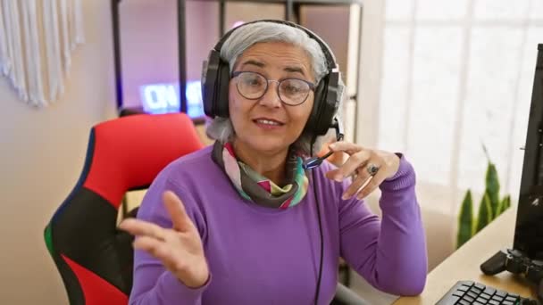 Lächelnde Frau Mittleren Alters Trägt Kopfhörer Und Spielt Einem Lebhaften — Stockvideo