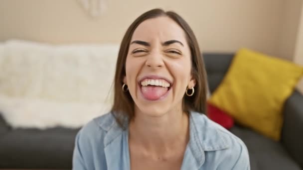 Веселий Портрет Впевненої Молодої Іспаномовної Жінки Радісно Стирчить Язиком Розслабляючись — стокове відео