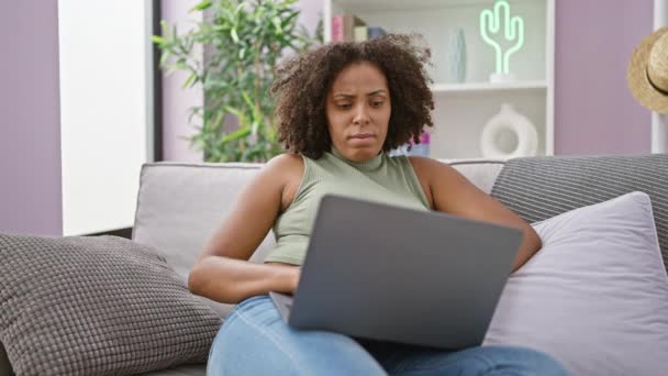 Kanepede Dizüstü Bilgisayar Kullanan Afrikalı Amerikalı Bir Kadın — Stok video