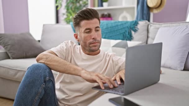 Wesoły Młody Hiszpan Siedzący Podłodze Szczęśliwie Pracujący Online Laptopie Swojego — Wideo stockowe
