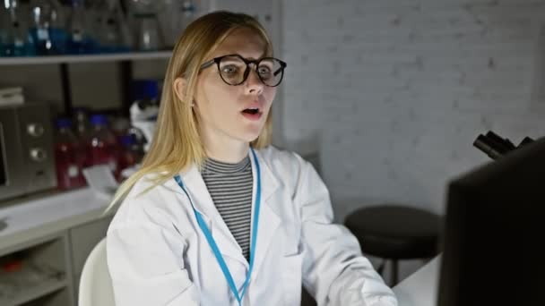 Профессиональная Женщина Ученый Очках Лабораторных Условиях Просматривает Данные Экране Компьютера — стоковое видео