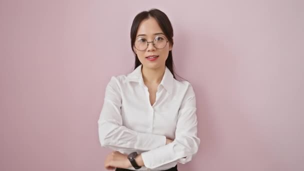 Gözlüklü Kendinden Emin Çinli Kadın Neşeli Bir Poz Verir Kollarını — Stok video