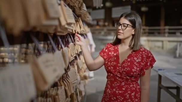 Japonya Nın Ikonik Meiji Tapınağında Gözlüklü Güzel Bir Spanyol Kadının — Stok video