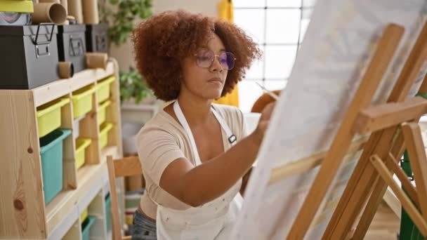 Dos Artistas Confiados Socios Arte Amor Sonriendo Besándose Mientras Dibujan — Vídeo de stock