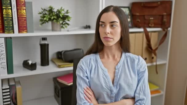 Jovem Bela Mulher Hispânica Empresária Sentada Com Rosto Sério Braços — Vídeo de Stock