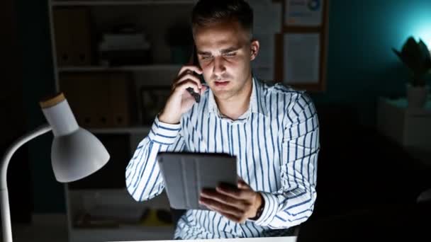 Fiatal Férfi Irodai Multitasking Digitális Táblagép Telefonhívás Éjszaka — Stock videók