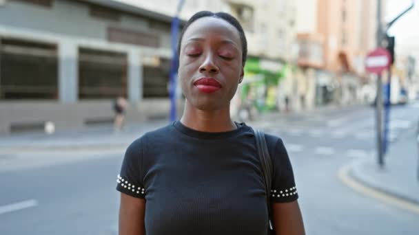 Coole Attraktive Afrikanisch Amerikanische Frau Steht Entspannt Auf Einer Sonnigen — Stockvideo