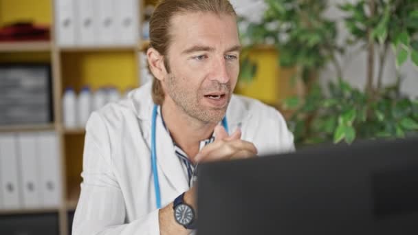 Gerichte Man Met Stethoscoop Onderzoekt Gegevens Een Computer Een Medische — Stockvideo