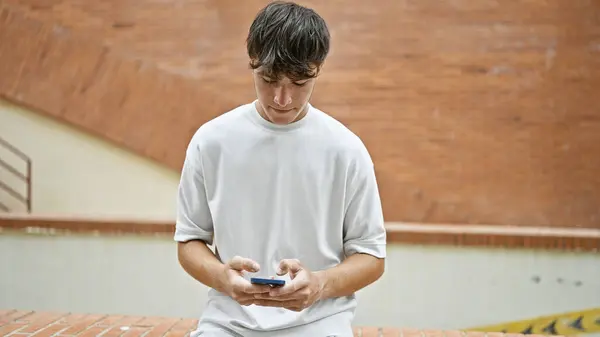 Cooler Junger Hispanischer Mann Der Ernsthaft Sein Telefon Eintaucht Und — Stockfoto