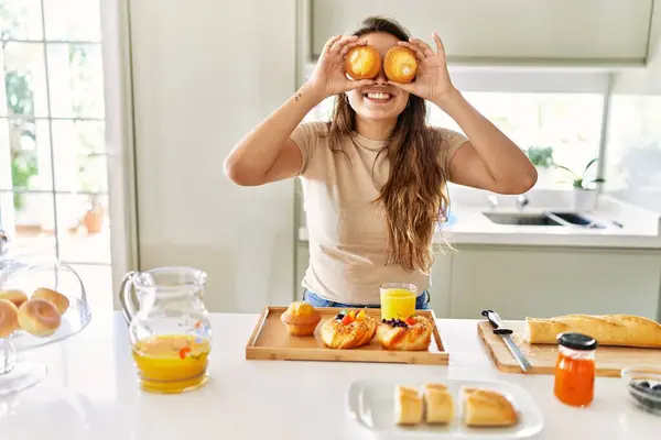 Mladý Krásný Hispánec Žena Připravuje Snídani Drží Cupcakes Přes Oči — Stock fotografie