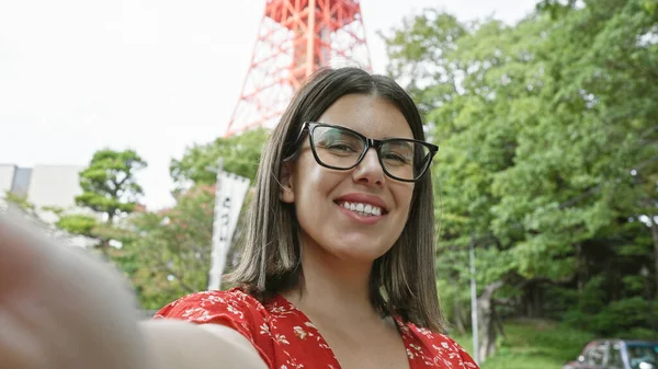 Красивая Латиноамериканка Очках Наслаждаясь Путешествием Токио Делает Веселую Селфи Знаменитом — стоковое фото