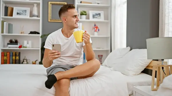 Snygg Man Sms Sovrum Med Kaffe Speglar Modern Inomhuslivsstil — Stockfoto