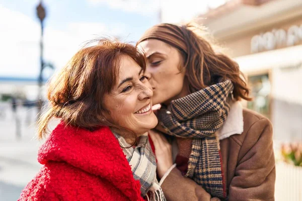 Dos Mujeres Madre Hija Abrazándose Besándose Calle — Foto de Stock