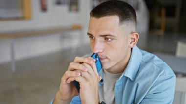 İçerde düşünceli bir duruşu olan yakışıklı İspanyol bir adam, muhtemelen üniversitede..