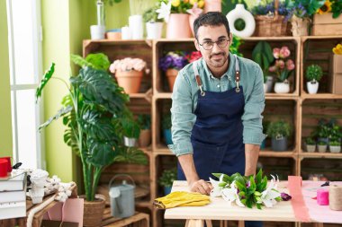 Çiçekçide kendine güvenen İspanyol bir çiçekçi.