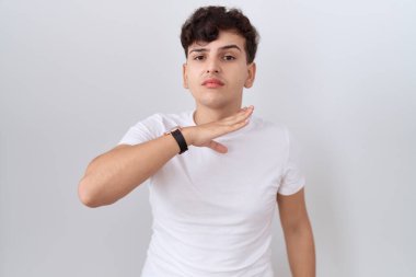 Gündelik beyaz t-shirt giyen, boğazını bıçak niyetine kesen, saldırganlığı şiddetle tehdit eden genç bir adam. 