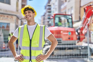 Genç İspanyol mimar parkta kendine güvenerek gülümsüyor.