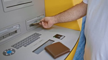 Avustralya doları tutan yakışıklı, orta yaşlı beyaz bir adam. Şehir ATM 'sinde bir iş sırasında yakalanmış. Açık hava bankacılık teknolojisi iş başında, Avustralya 'dan para çeken kişi..
