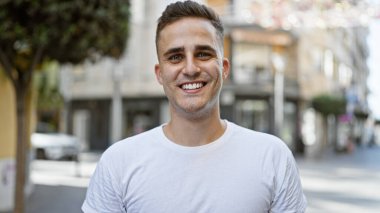 Şehirde hayat tarzını somutlaştıran günlük giysiler içinde gülümseyen İspanyol bir adamın portresi..