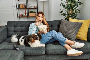 Beyaz bir kadın evde köpekle birlikte kanepede oturup film izlerken şaşırdı.