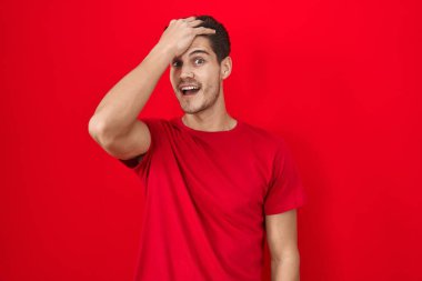 Kırmızı arka planda dikilen Latin asıllı genç adam bir hata yüzünden şaşırdı. Hatayı hatırla. Unuttum, kötü hafıza kavramı. 