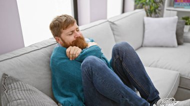 Soğuk kış masalı, donan yakışıklı genç adam, sıcak bir battaniyede rahat bulur, kanepede oturur, evdeki soğuk havayla savaşır..