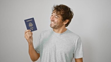 Gülümseyen genç adam gururla Birleşik Devletler pasaportunu taşıyor, izole edilmiş beyaz arka plana neşe ve güven saçıyor.