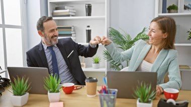 Kapalı alanda kutlama, iki iş adamı bir galibiyet kazandı, ofiste dizüstü bilgisayarı yumrukladı.