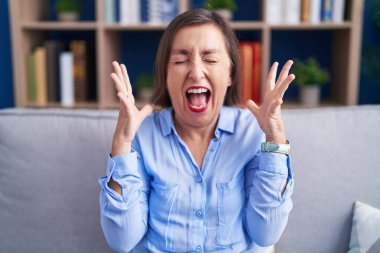Orta yaşlı İspanyol bir kadın evinde koltukta oturmuş başarının çılgınlığını kollarını kaldırarak ve gözlerini kapayarak heyecanla haykırarak kutluyor. Kazanan konsept 