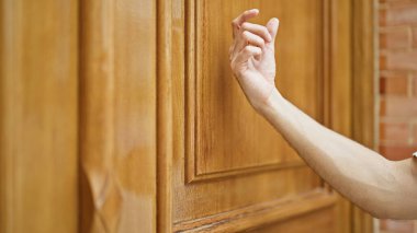 Genç İspanyol adam sokağın kapısını çalıyor.