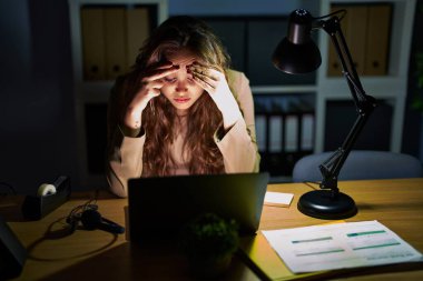 Genç, güzel İspanyol kadın iş işçisi ofiste çalışırken strese girdi.