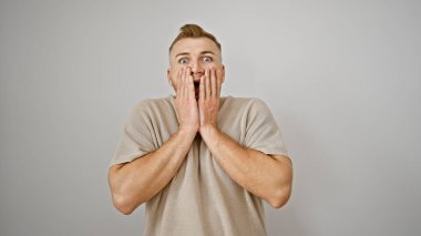 Beyaz bir arka planda sakallı, şaşırmış genç, beyaz bir adam..