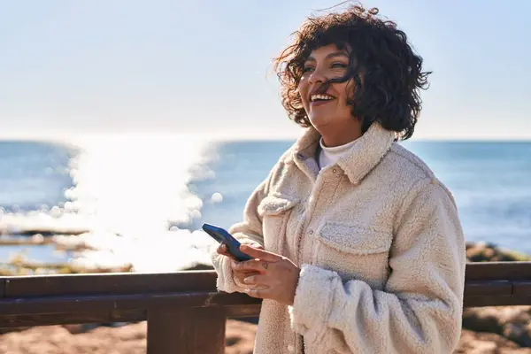 Young Beautiful Hispanic Woman Smiling Confident Using Smartphone Seaside — Stock Photo, Image