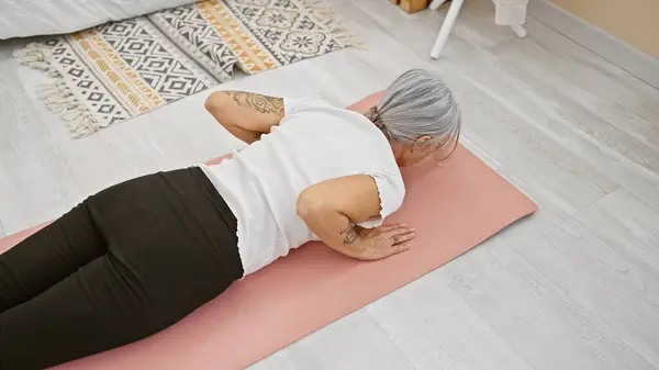 Grauhaarige Frau Mittleren Alters Trainiert Mit Yoga Stretches Auf Matte — Stockfoto